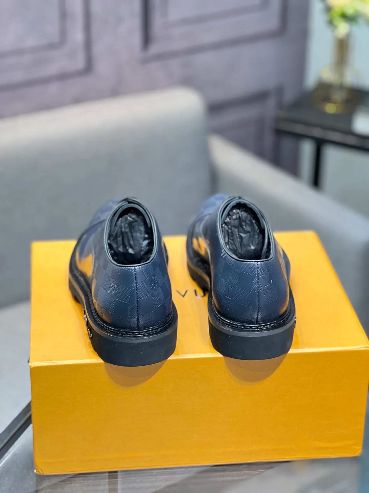 Men's shoes 💰820 [LV] - High-end quality - Upper: 🔝 tumbled cowhide, Nappa cowhide, brand logo sewn on shoe body - Lining: cowhide, foot pads; water-dyed cowhide - Outsole: TPR·rubber foam; two-color molded outsole -Super high quality control·Fine workmanship: highlighted (high-end·luxury·grade) -Size: 39-44 (38 45 can be customized)